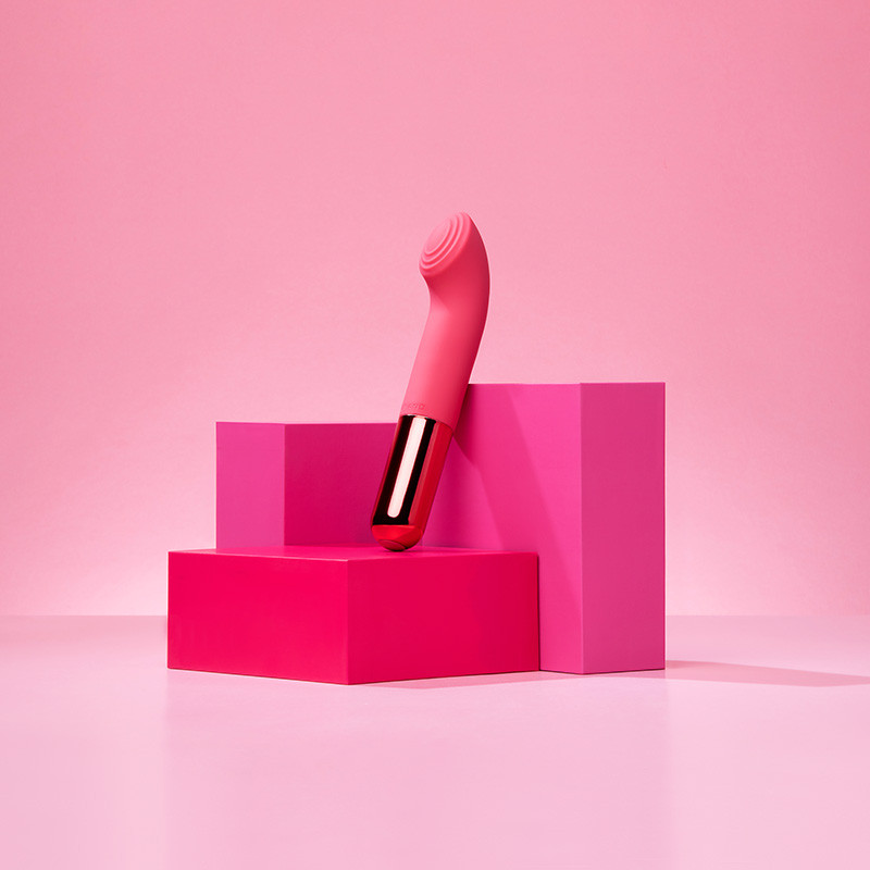 Le Wand Mini Vibe G-Love Rechargeable G-Spot Vibrator - Lifestyle #2