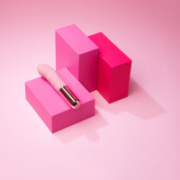 Le Wand Mini Vibe G-Thrill Rechargeable G-Spot Vibrator - Lifestyle #1