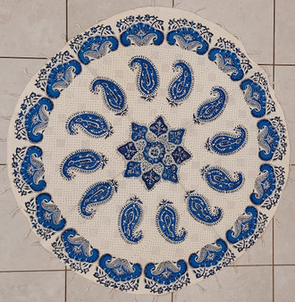 رومیزی قلمکار گرد با قطر  80 سانتی متر -طرح «چرخِ نیلوفری»- زابلیان اسپادانا