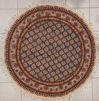 رومیزی قلمکار گرد با قطر  120 سانتی متر -طرح «قاب آیینه یاقوت نشان»- زابلیان اسپادانا