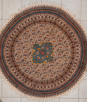 رومیزی قلمکار گرد با قطر  150 سانتی متر -طرح «فیروزه»- زابلیان اسپادانا