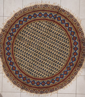 رومیزی قلمکار گرد با قطر  150 سانتی متر -طرح «ترنج آبی»- زابلیان اسپادانا