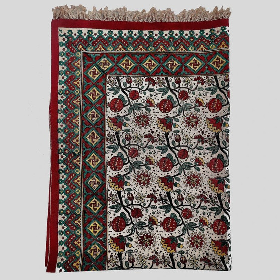 0025 رومیزی قلمکار مخصوص عطریان طرح انار یلدایی کد سایز 100در 150 سانت كد