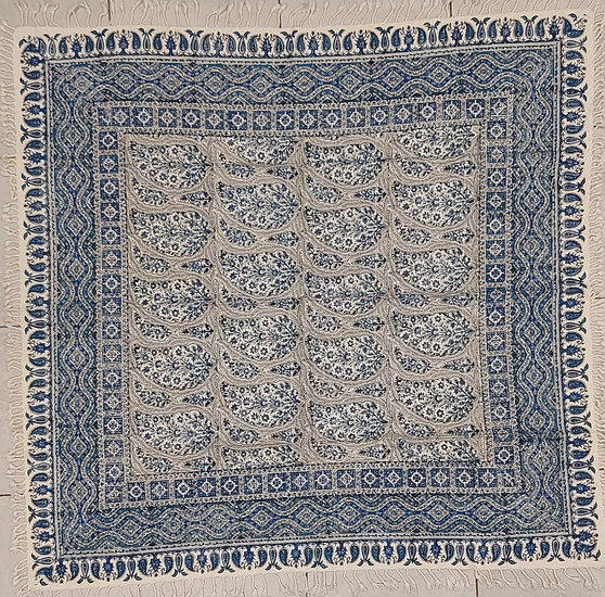 رومیزی قلمکار 100در 100سانتی متر -طرح «سروِ سُرمه‌ای»- زابلیان اسپادانا