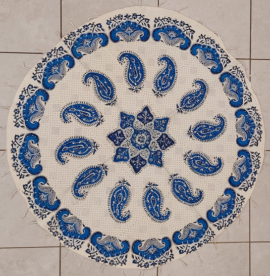 رومیزی قلمکار گرد با قطر  80 سانتی متر -طرح «چرخِ نیلوفری»- زابلیان اسپادانا