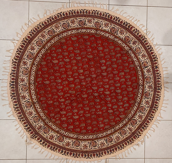 رومیزی قلمکار گرد با قطر  120 سانتی متر -طرح «فرش قرمز»- زابلیان اسپادانا