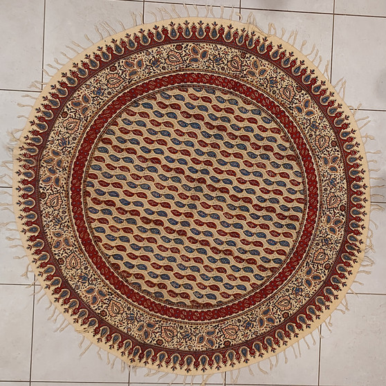 رومیزی قلمکار گرد با قطر  120 سانتی متر -طرح «گلستان»- زابلیان اسپادانا