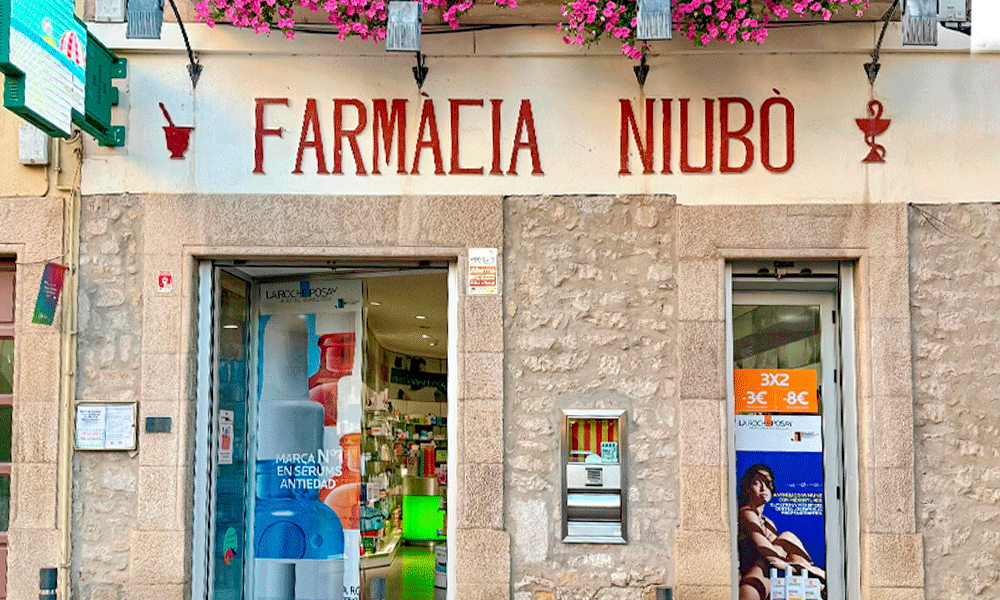 Interior de Farmacia Carmen Ortiz en Benacazón (Sevilla)