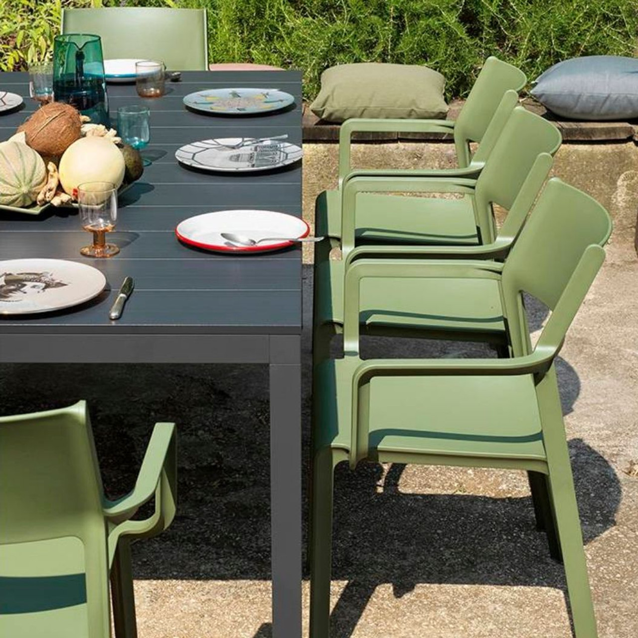 nardi table and chairs