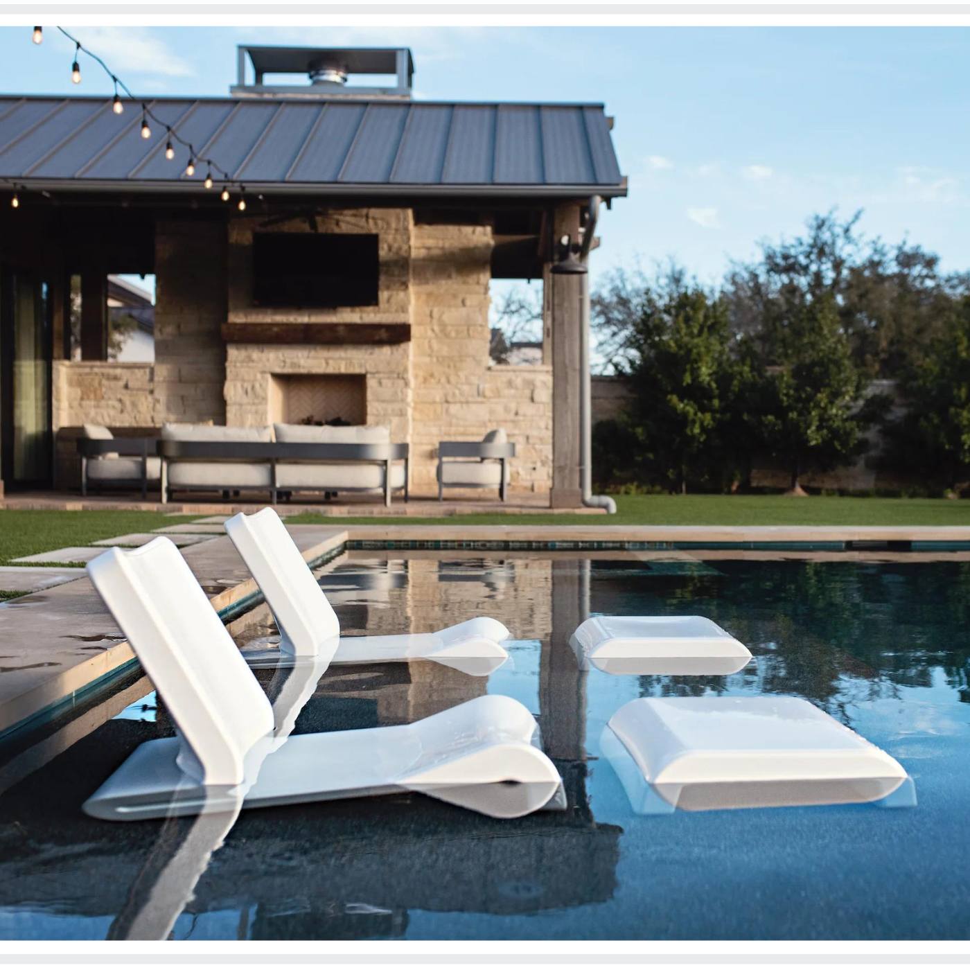 line-pool-chair-loungers-on-tanning-ledge-texas