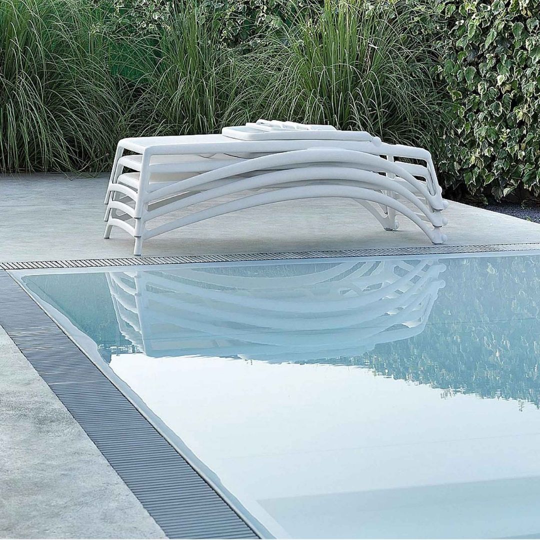 sunloungr-chaise-white-stackable