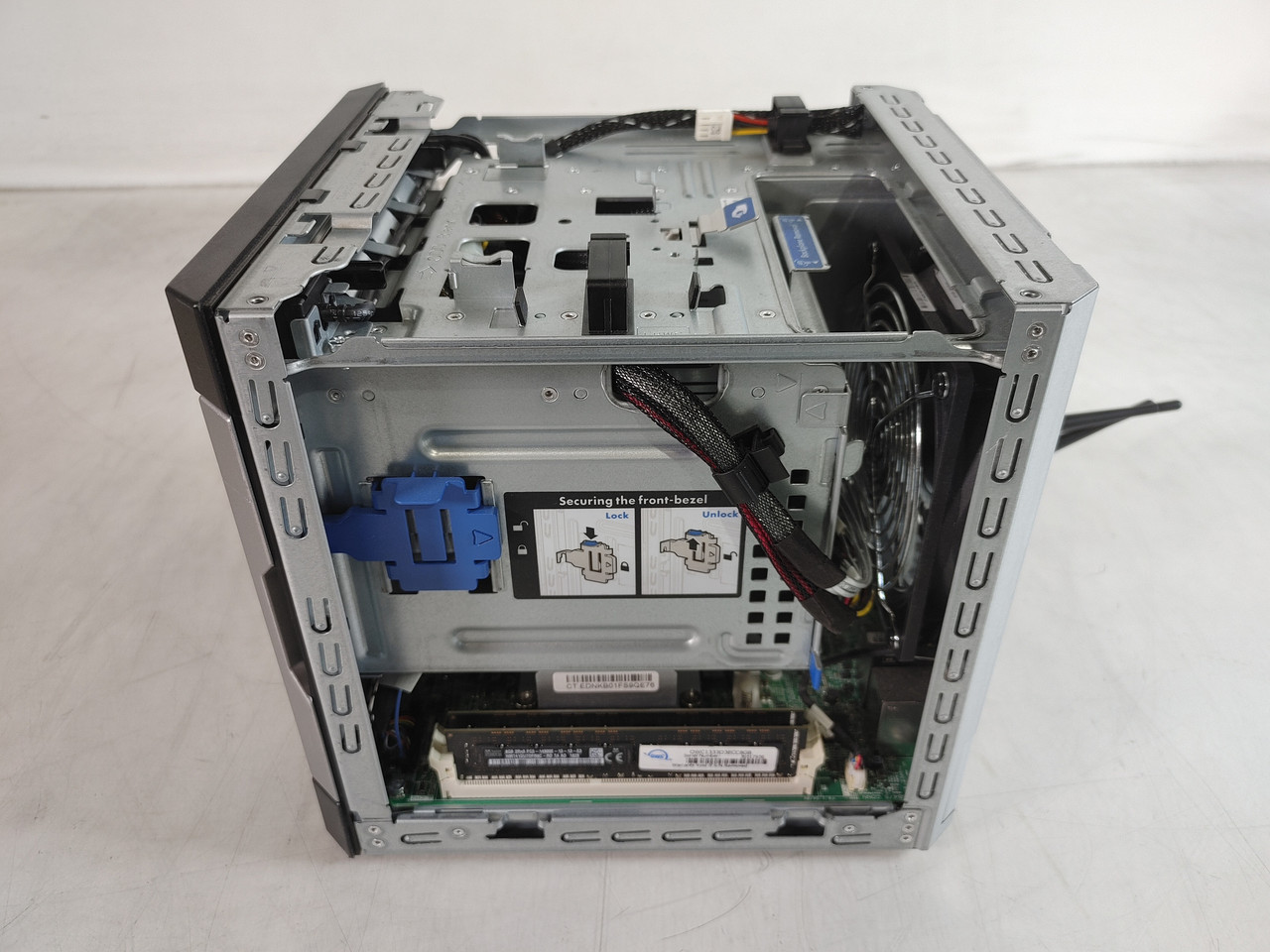 HP ProLiant MicroServer Gen8 2.30 GHz Intel Xeon E3-1220L v2 16 GB