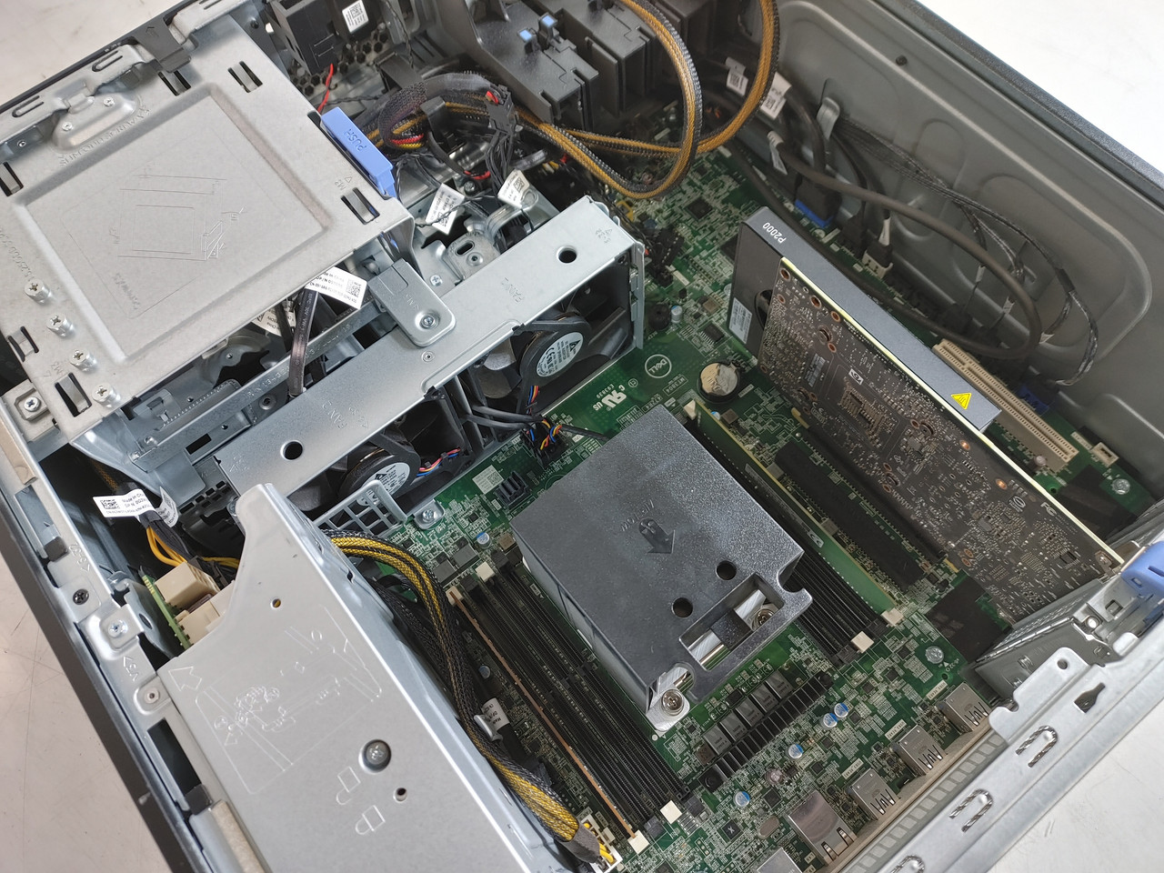 Dell Precision 5820 Core i7-9800X 3.80 GHz 16 GB DDR4 250 GB NVMe