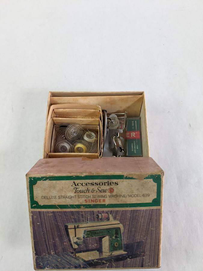 SINGER 161933 Accessories Touch & Sew Deluxe Straight Stitch Singer Sewing Machine Model 639