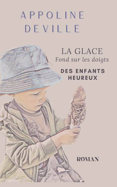 La glace fond sur les doigts des enfants heureux La glace fond sur les doigts des enfants heureux