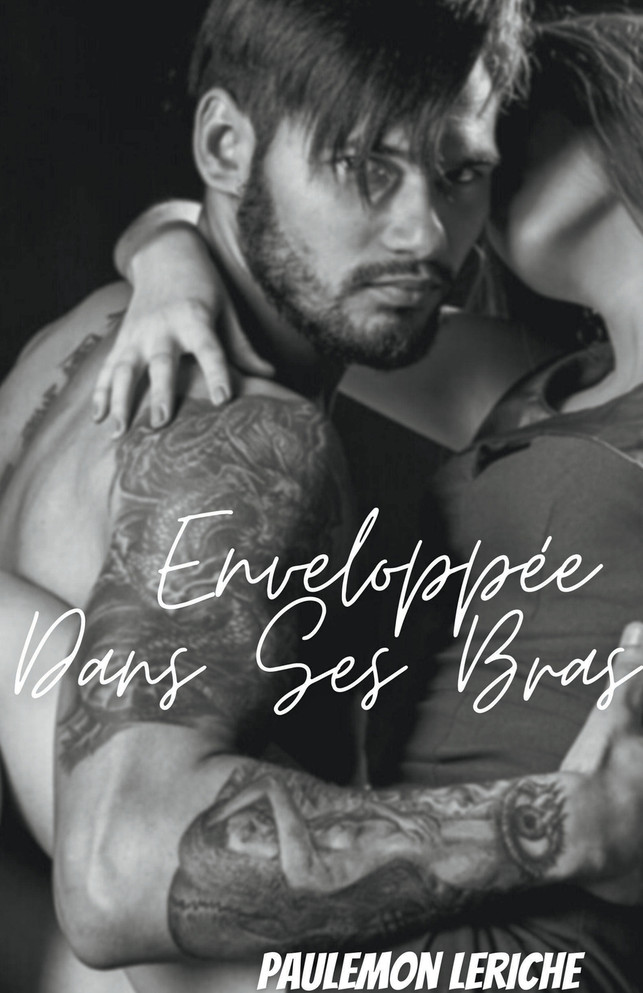 Enveloppée Dans Ses Bras