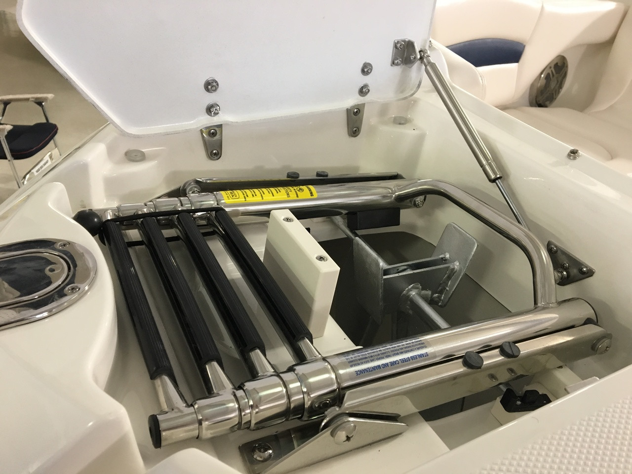 LADDER - BOW 4 STEP  Fully retracted length : 15 - 3/8 in  Fully extended length : 41 in*Sorry this part is no longer available