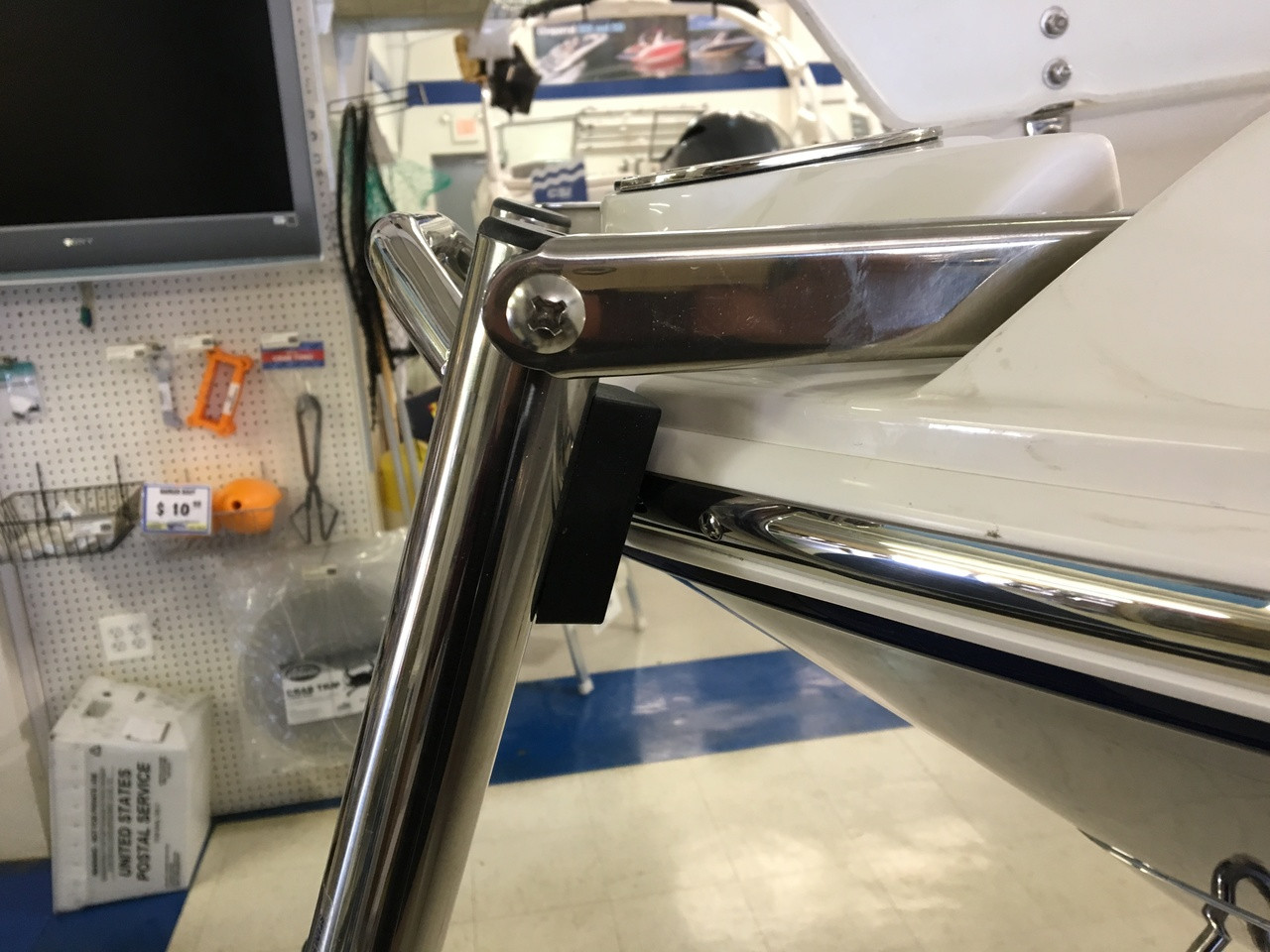 LADDER - BOW 4 STEP  Fully retracted length : 15 - 3/8 in  Fully extended length : 41 in*Sorry this part is no longer available