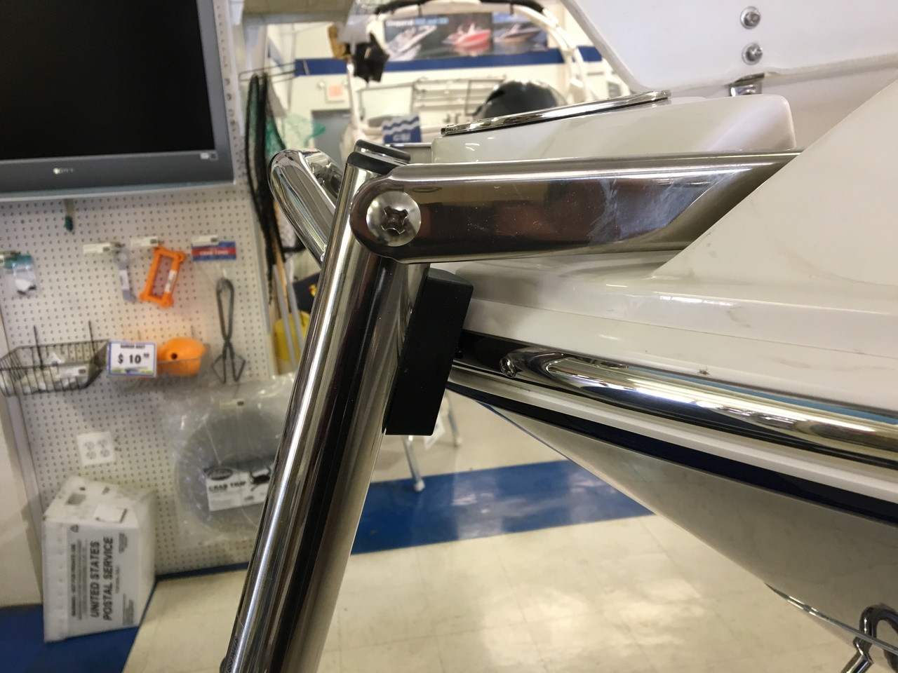 LADDER - BOW 4 STEP  Fully retracted length : 15 - 3/8 in  Fully extended length : 41 in*Sorry this part is no longer available