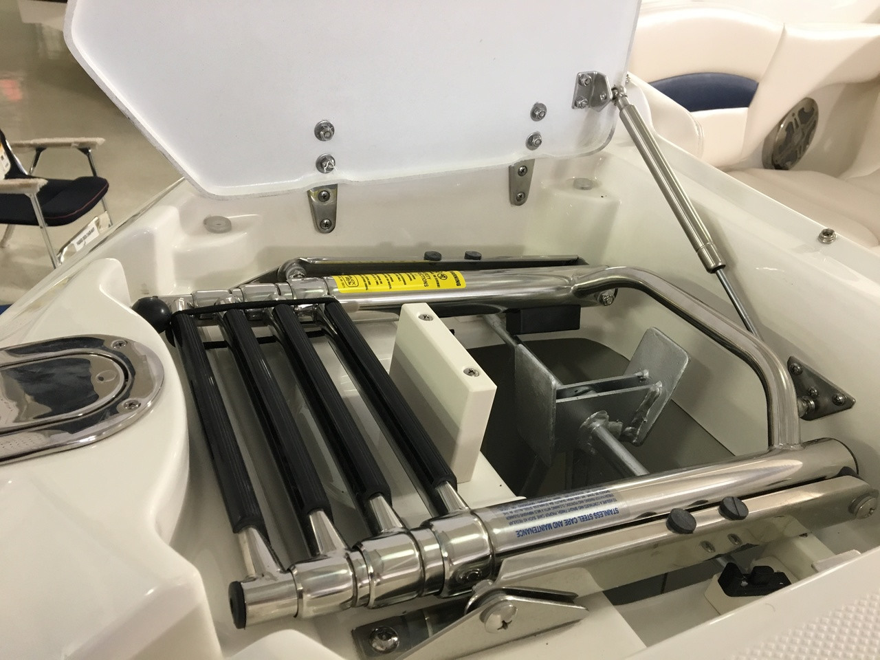 LADDER - BOW 4 STEP  Fully retracted length : 15 - 3/8 in  Fully extended length : 41 in*Sorry this part is no longer available