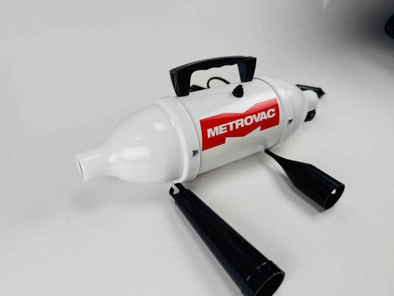 PUMP - AIR, 12 VOLT. WHITE W/ DC PLUG PUMP - AIR, 12 VOLT. WHITE W/ DC PLUG