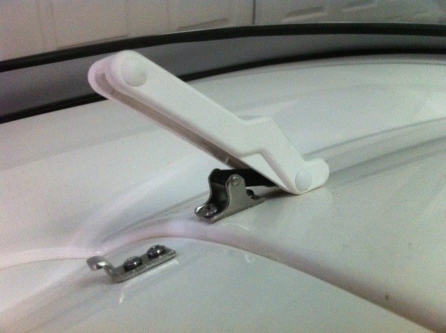 LATCH ASSEMBLY WHITE C7