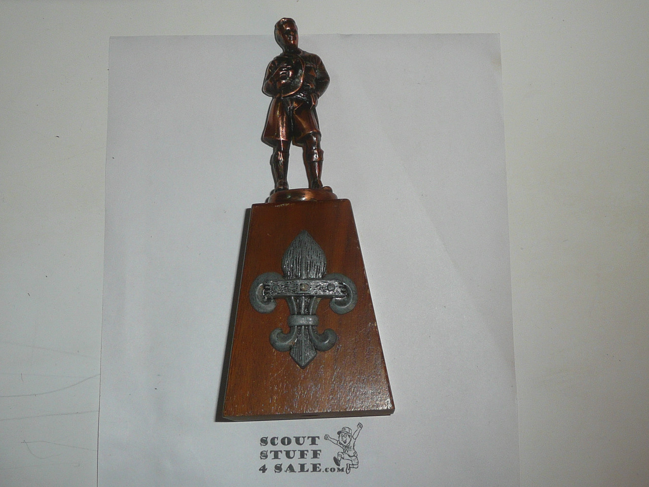 1960's mckenzie Boy Scout Trophy on wood stand, Copper finish, with a cast fleur-de-lis