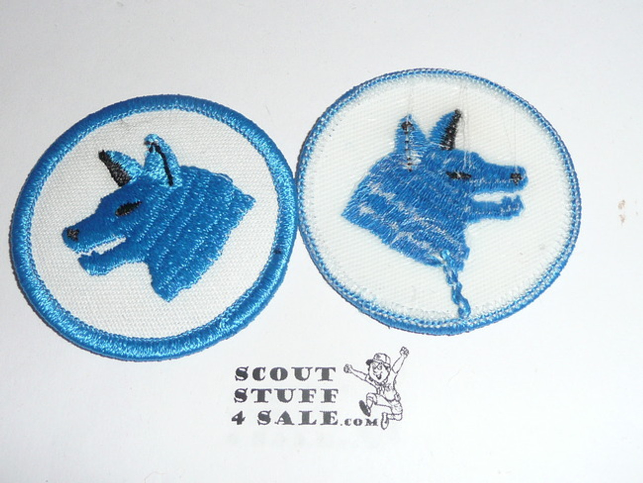 Wolf Patrol Medallion, White Twill with plastic back, 1972-1989