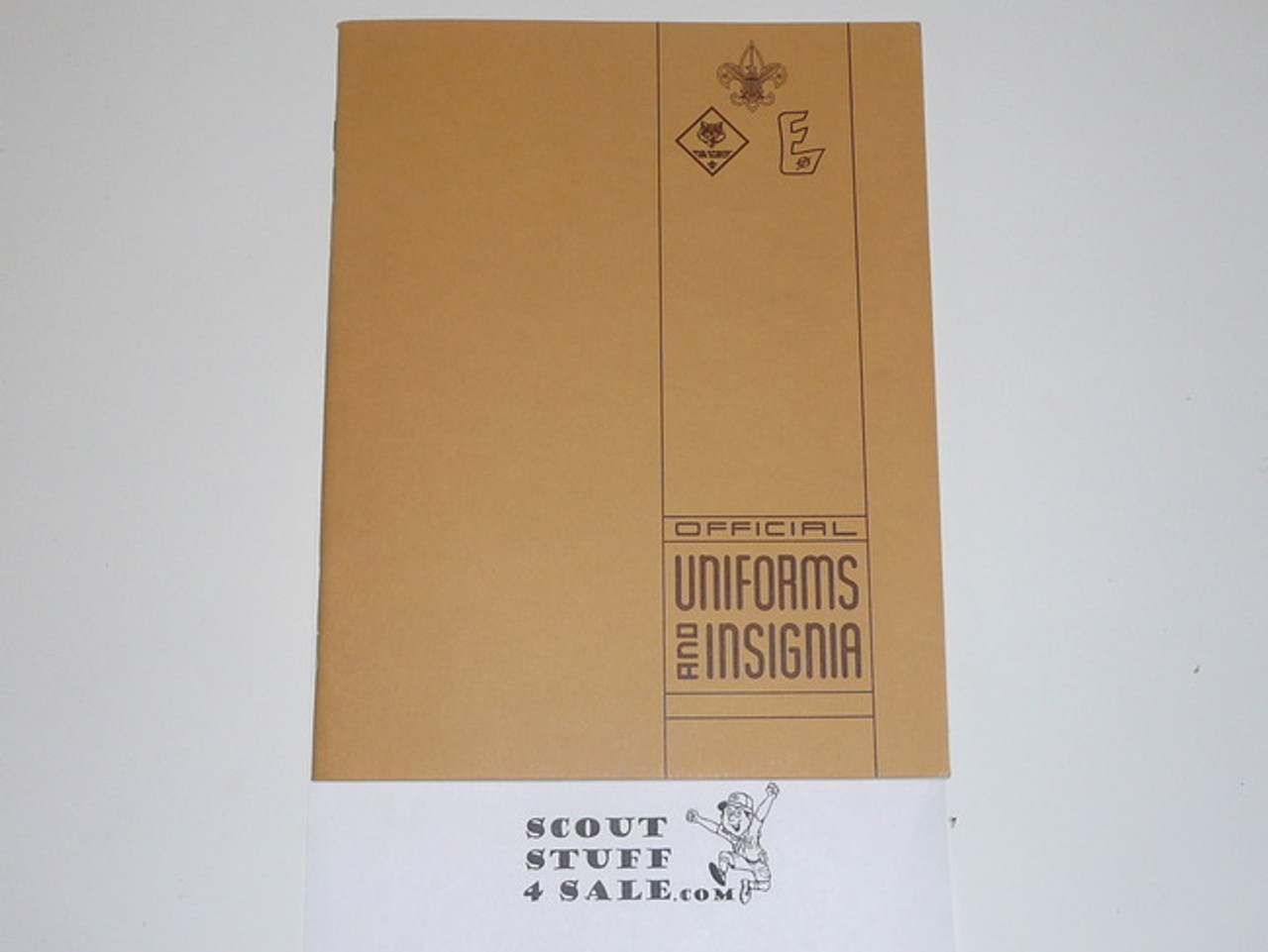 1973 Official Uniforms and Insignia Guide, 5-73 Printing
