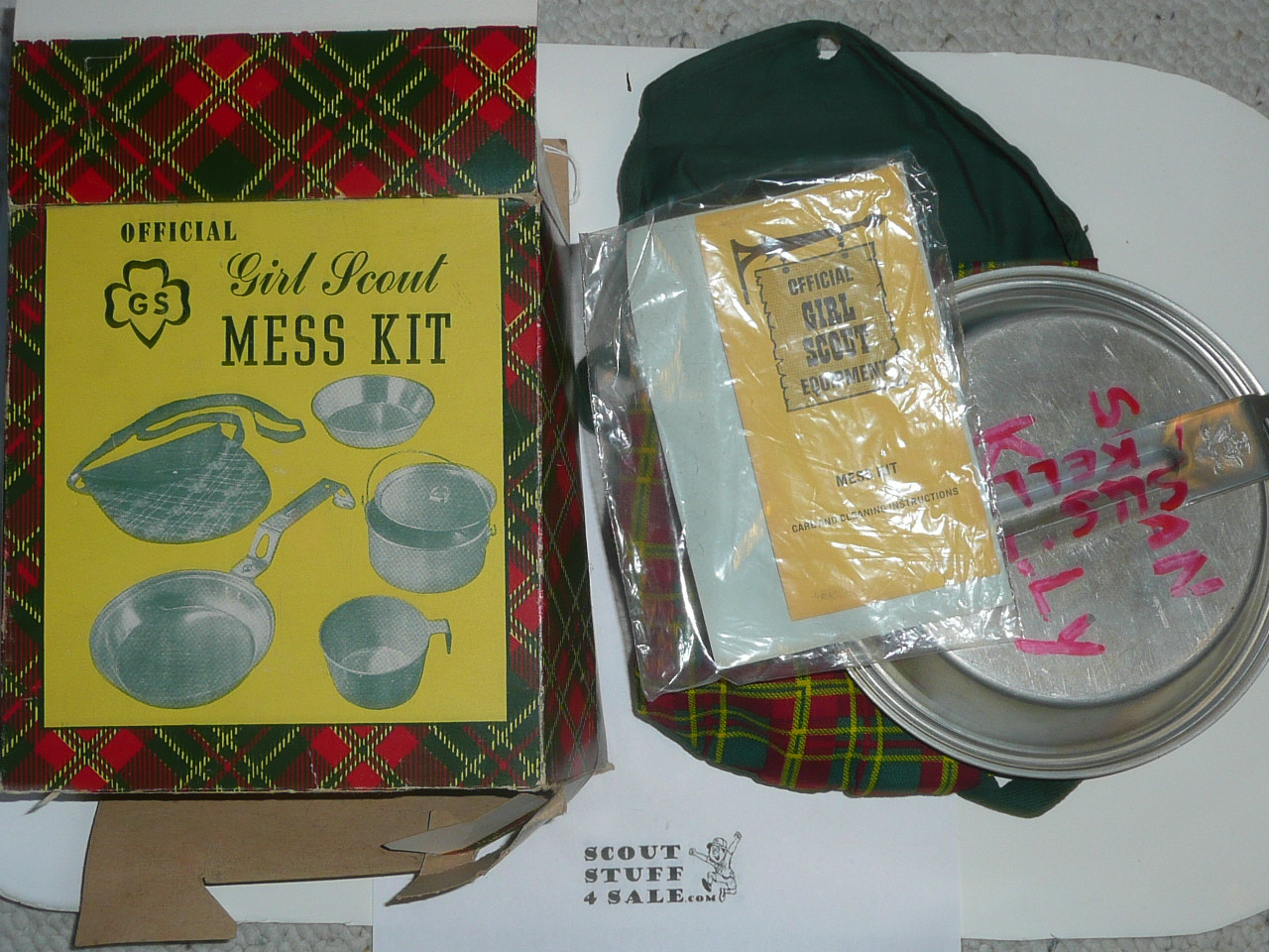 1960's Official Girl Scout Mess Kit, Very good condition with lite use in Original Box