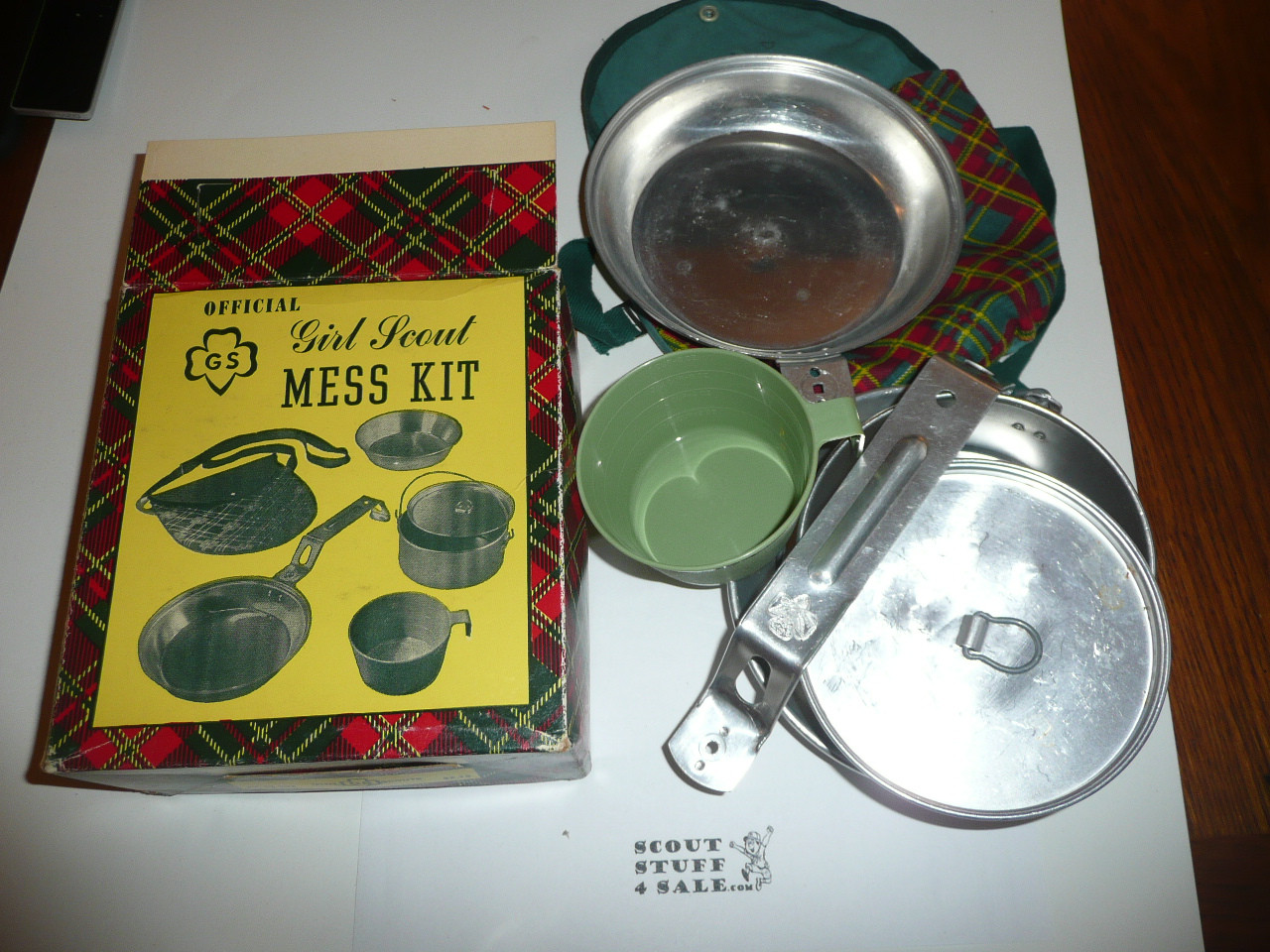 1960's Official Girl Scout Mess Kit, Near MINT condition but missing screw to hold together, in Original Box