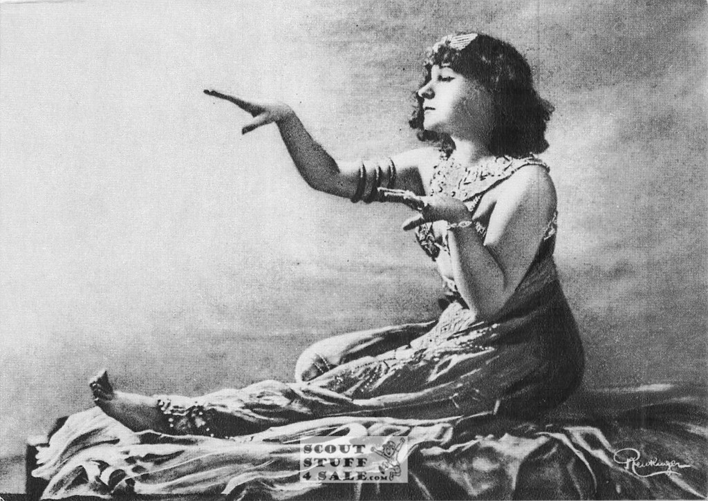 Photograph Postcard of Colette Editions Nugeron #ELEGANTS78