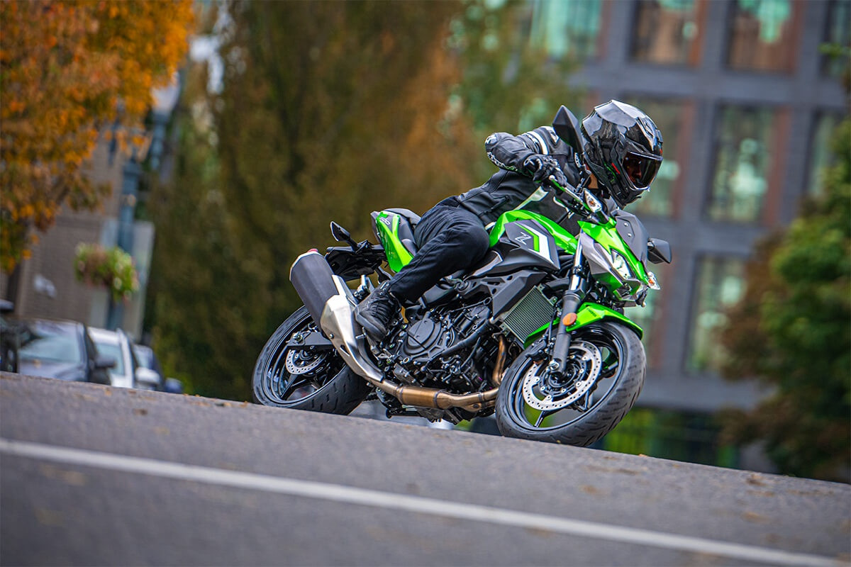 MOTORCYCLE KAWASAKI Z500 ABS NAKED 2024 CANDY LIME GREEN - A. Ally