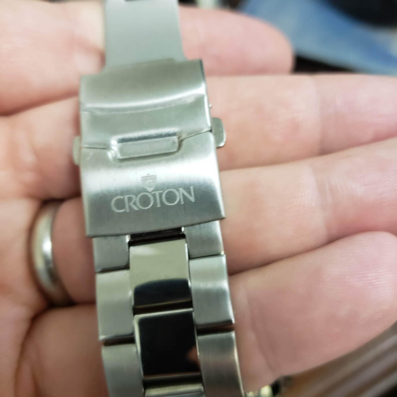 Croton quartz shop watch