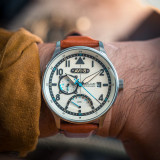 Avi-8 hawker orkanen mckellar brun beige dubbeltidsklocka av-4101-0c