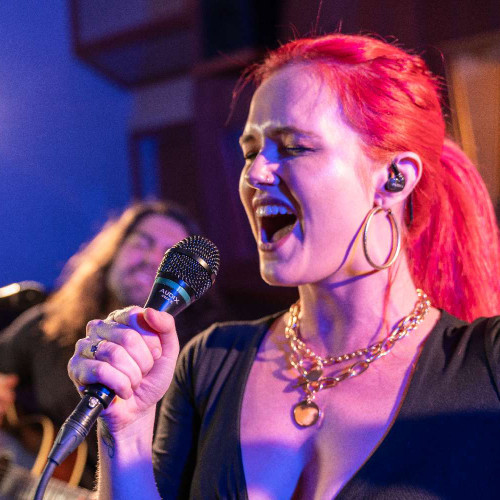 Australian singer Leah Martin-Brown & Audix OMX-E