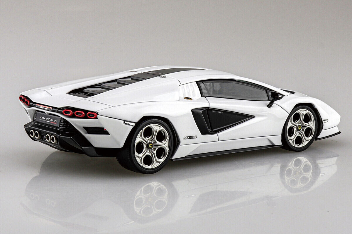 Aoshima 1/32 LAMBORGHINI COUNTACH LPi 800 Plastic Model Kit *RED*