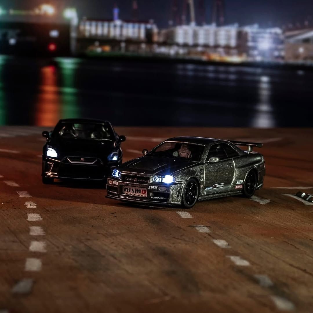 Kyosho 1/64 NISSAN R34 GT-R Nismo MOTN Model Car w/ LED LIGHTS W/ BASE