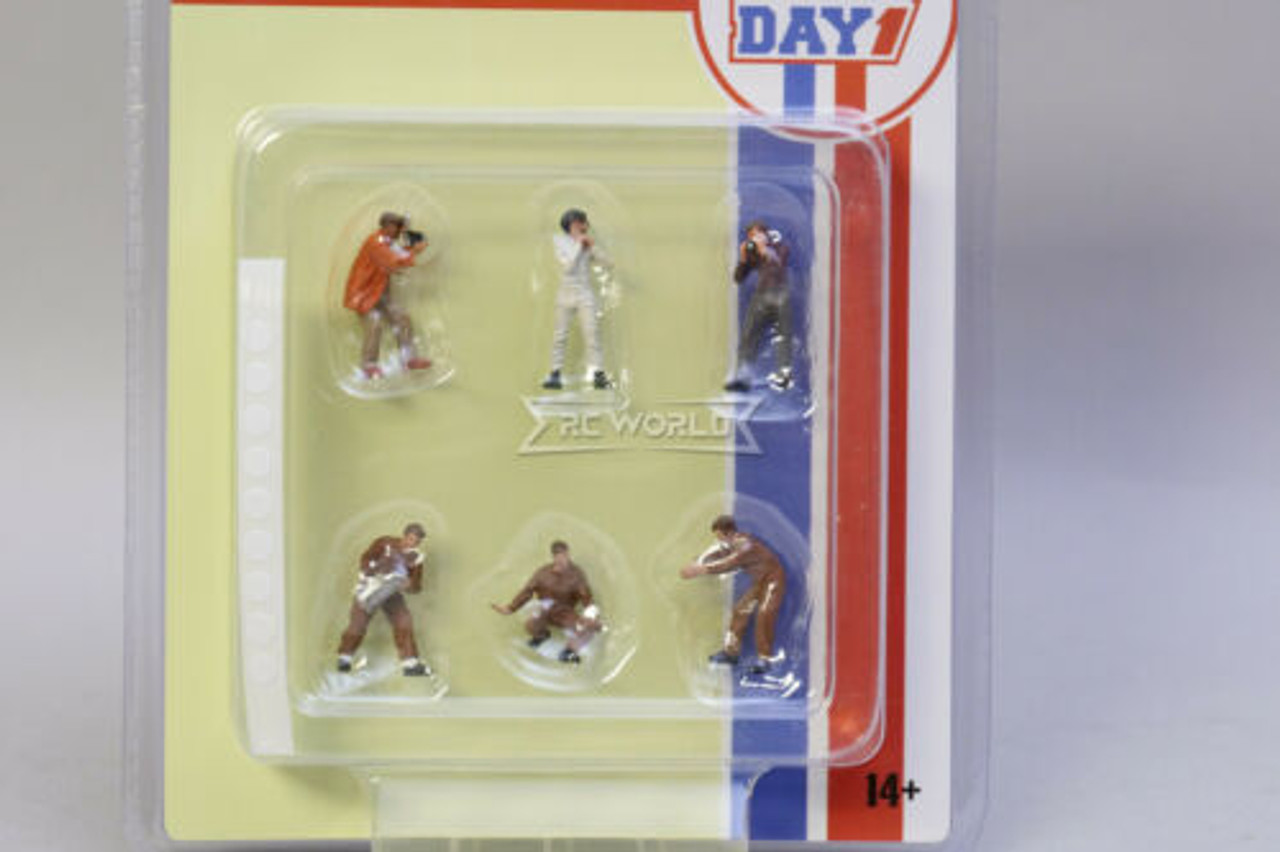 American Diorama 164 Die Cast Figures RACE DAY