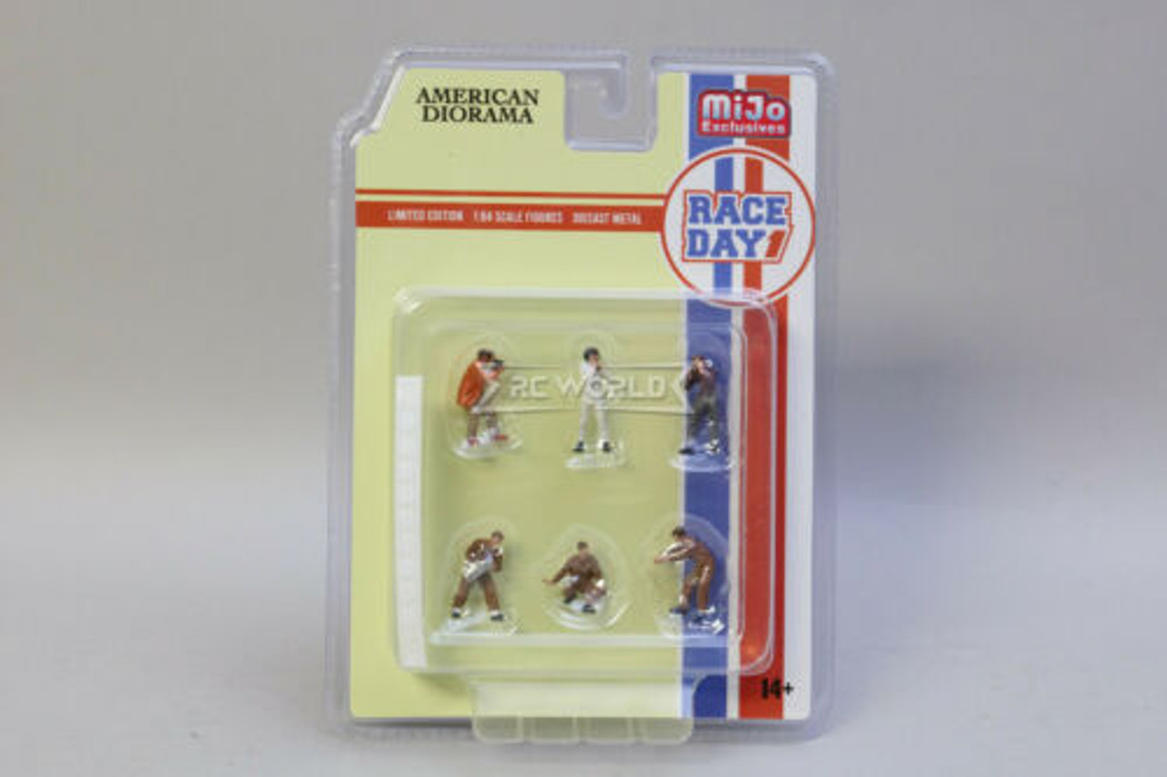 American Diorama 164 Die Cast Figures RACE DAY