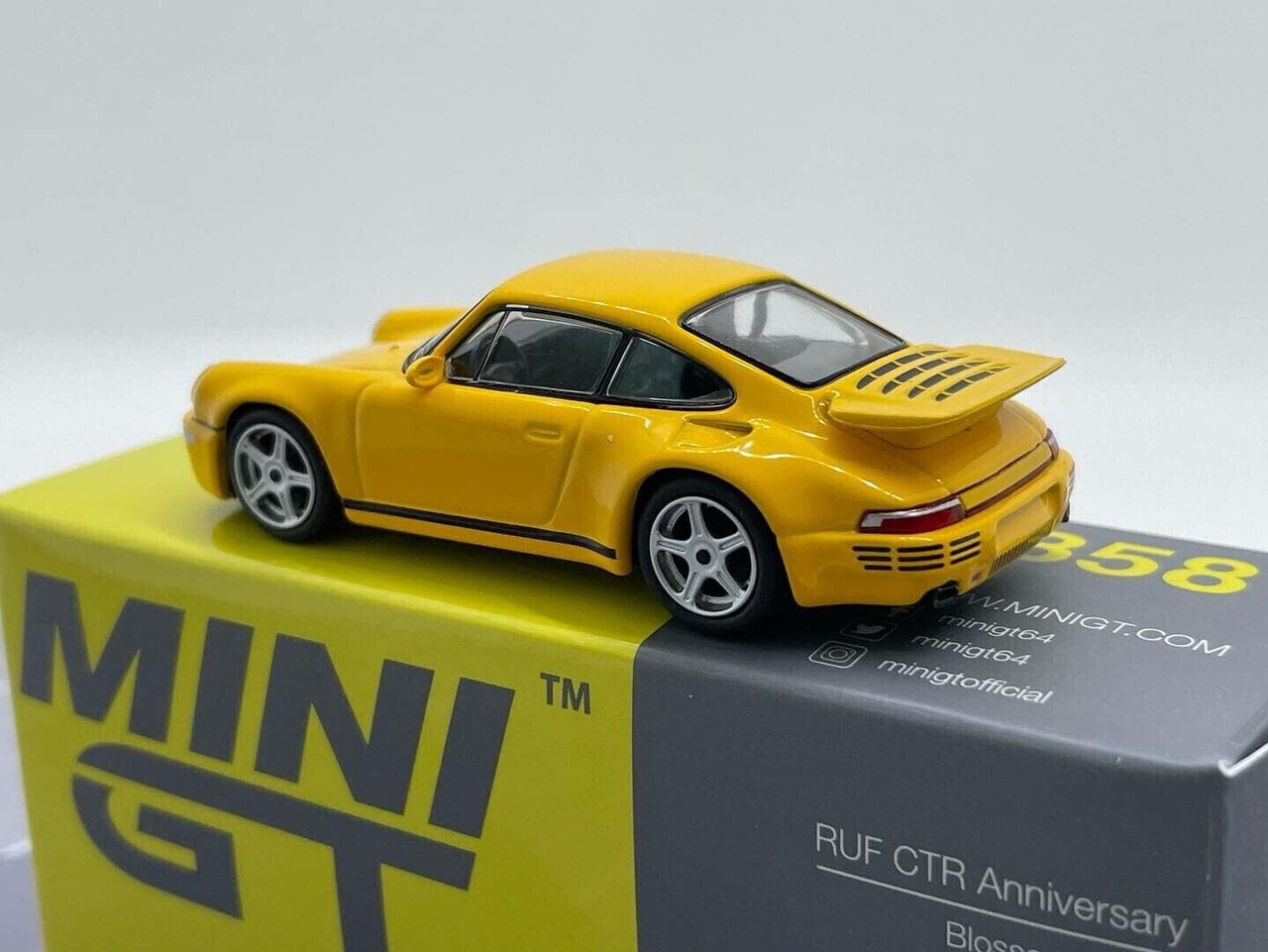 MiniGT 1/64 Porsche 911 Turbo S Racing Yellow