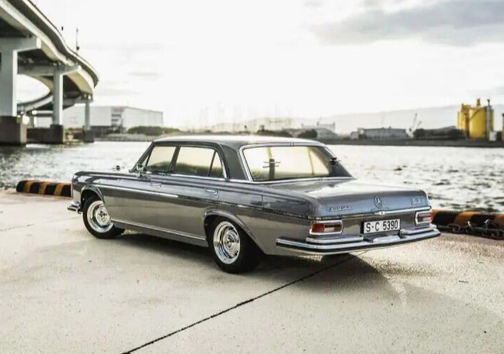 Kyosho RC Car MERCEDES BENZ 300 SEL 6.3 AWD-RTR- *GREY*