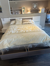 Pesaro Bed w/ 2 Nighstand