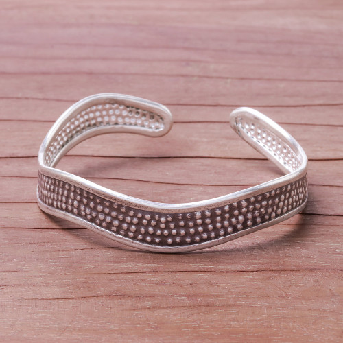 Handcrafted Karen Silver Textured Wave Cuff Bracelet 'Texture Wave'