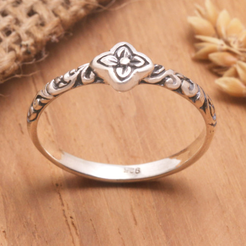 Traditional Clover-Themed Sterling Silver Band Ring 'Single Clover'