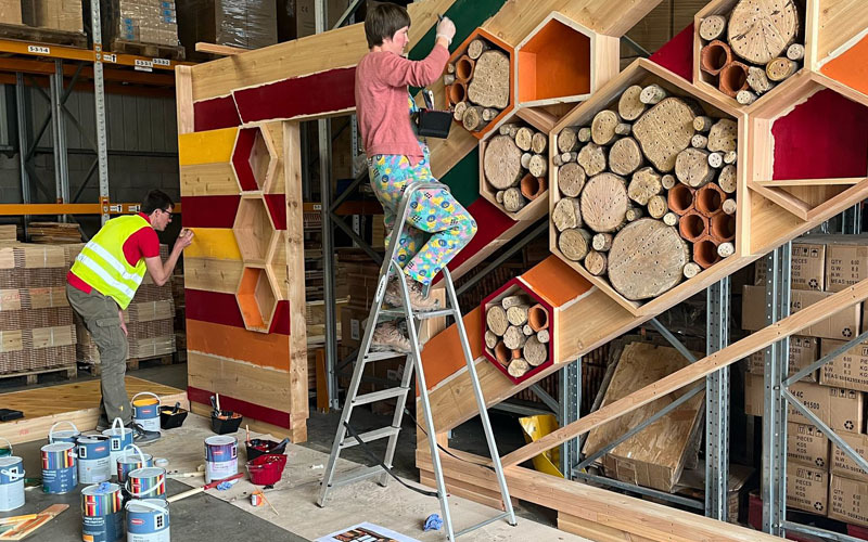 Painting the Bees for Development in the ‘Making Life Better with Bees’ Balcony Garden