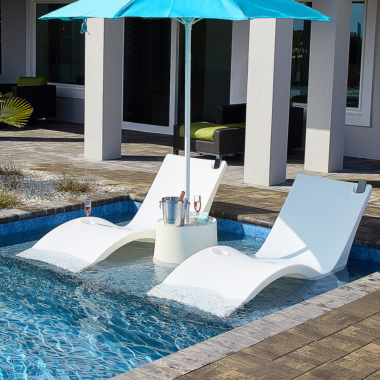 Kai White 3 Piece Pool Lounger with 19 in. Side Table (White Finish)