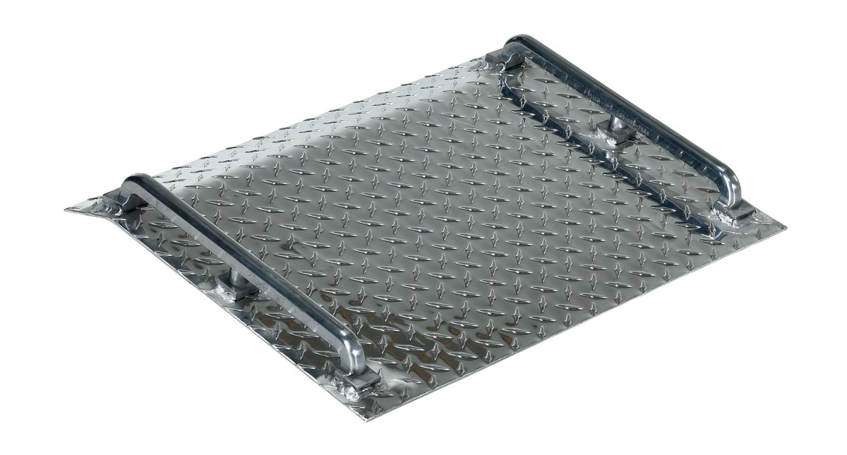 Vestil Aluminum Tread Plate Mini Dock Board - 18 In. x 30 In. x 4-11/16 In. 600 lb - Silver
