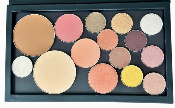 Customizable Magnetic Makeup Palette, Compatible with our eyeshadow, blush and brush on brow pans.
Wet/dry foundation can be also use by using a separated or a little vaseline to stay put.