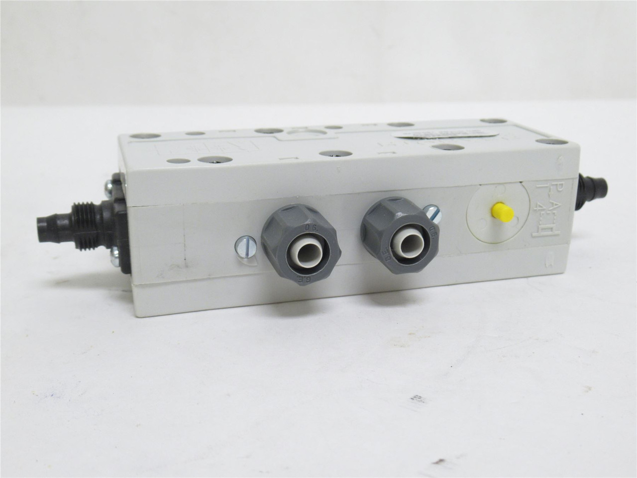 Rexroth R432013810; Directional Valve 150PSI; 3/8" Tube Nut
